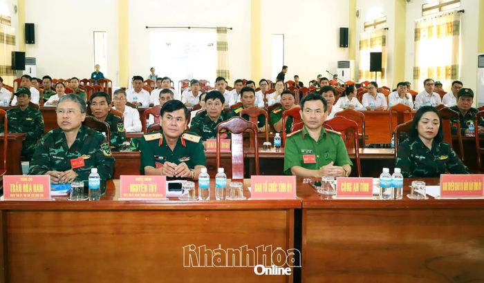 Các đại biểu dự khai mạc và theo dõi diễn tập.