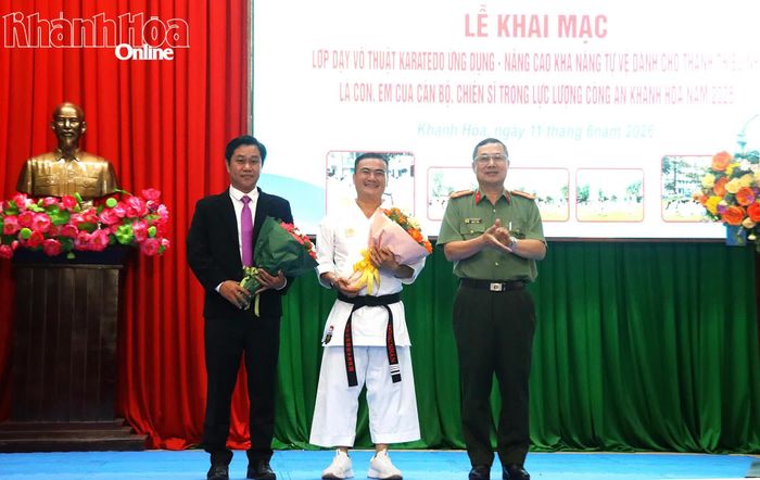 Đại tá Nguyễn Quân tặng hoa tri ân các đơn vị tài trợ.