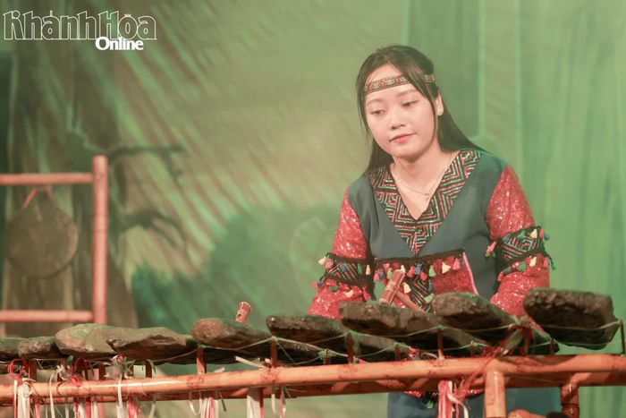 Tiết mục biểu diễn nhạc cụ đàn đá.