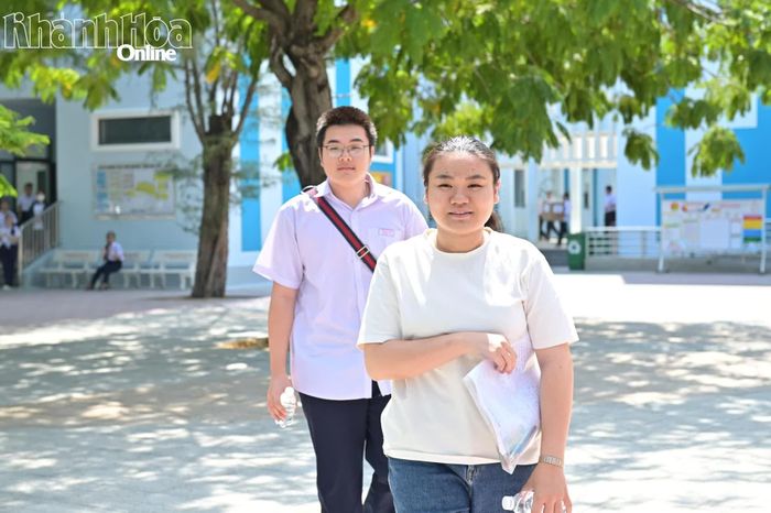 Các thí sinh đầu tiên ra khỏi điểm thi Trường THCS Thái Nguyên (phường Nha Trang). Ảnh: V.THÀNH