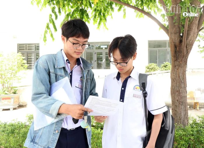 Thí sinh tại điểm thi Trường THPT Nguyễn Trãi - Phan Rang trao đổi bài sau giờ thi môn Ngữ văn. Ảnh: LÂM ANH