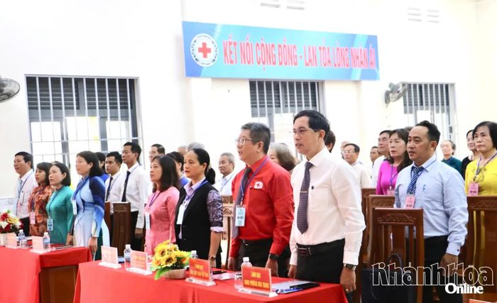 Các đại biểu thực hiện nghi lễ chào cờ.