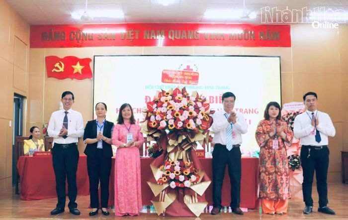 Lãnh đạo địa phương tặng hoa chúc mừng đại hội.