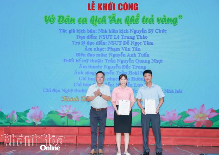 Lãnh đạo Nhà hát Nghệ thuật truyền thống tỉnh trao các quyết định dàn dựng vở diễn.