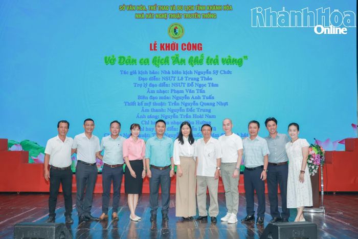 Lãnh đạo Nhà hát Nghệ thuật truyền thống tỉnh chụp hình lưu niệm với ê kíp dàn dựng vở diễn.