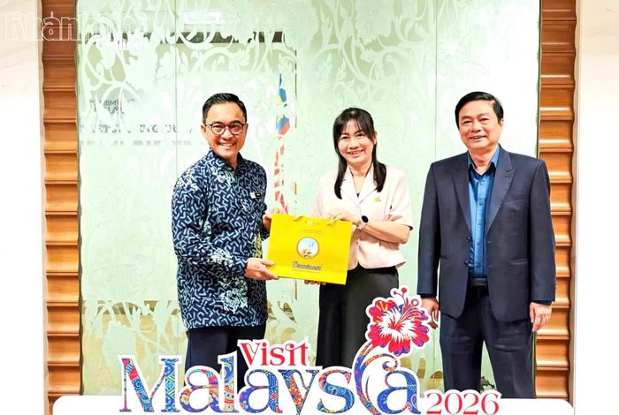 Đại diện Công ty TNHH Nhà nước Một thành viên Yến sào Khánh Hòa tặng sản phẩm của công ty cho ông Wizani Bin Rosmin.