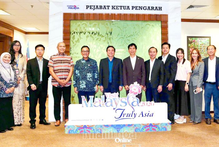 Các thành viên Đoàn công tác tỉnh Khánh Hòa và Cục Xúc tiến du lịch Malaysia chụp hình lưu niệm.