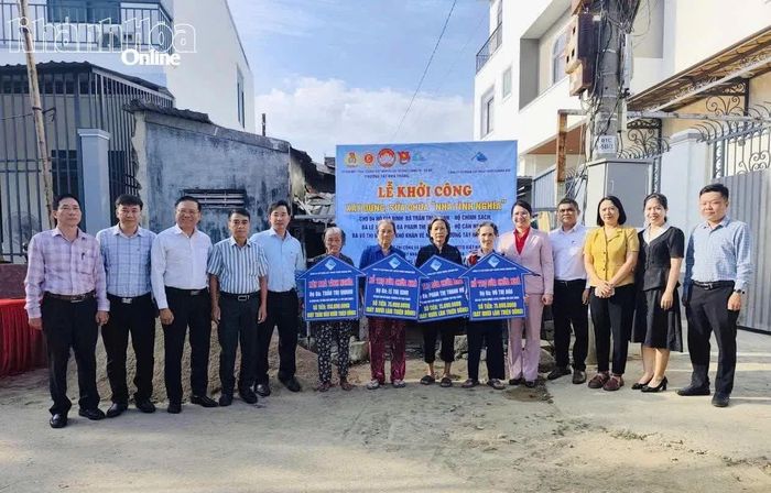 Các đại biểu dự lễ khởi công xây dựng, sửa chữa nhà tình nghĩa cho 4 hộ gia đình của phường Tây Nha Trang.