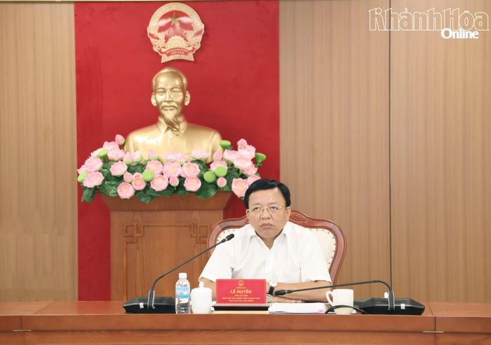 Đồng chí Lê Huyền phát biểu tại cuộc họp.
