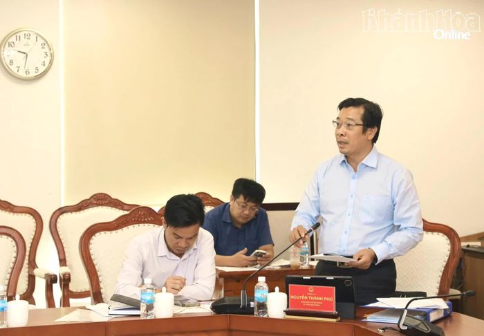 Lãnh đạo Sở Xây dựng phát biểu tại cuộc họp.