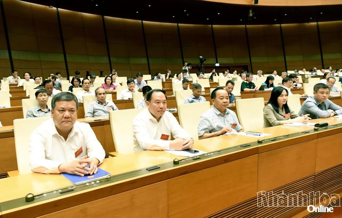 Các đồng chí: Trần Phong, Hồ Xuân Trường tham dự hội nghị. Ảnh: LÂM HIỂN