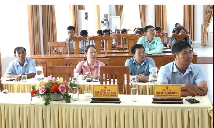 Lãnh đạo các xã nghe báo cáo đồ án quy hoạch.