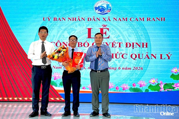 Trao quyết định bổ nhiệm Giám đốc Trung tâm Dịch vụ công xã Nam Cam Ranh.
