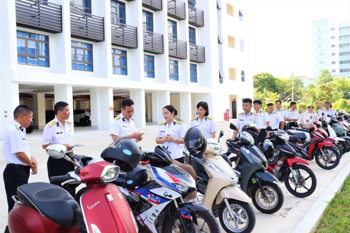 Đoàn kiểm tra thực tế giấy tờ, phương tiện xe máy cá nhân tham gia giao thông.