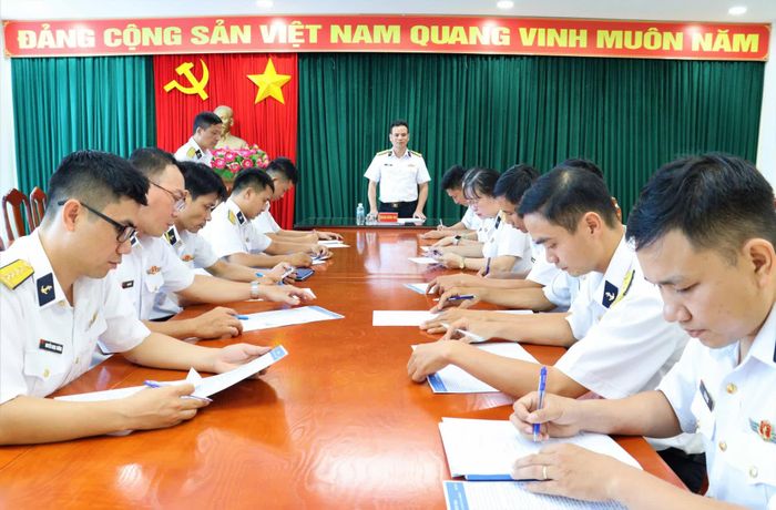 Kiểm tra nhận thức về an toàn giao thông đối với sĩ quan, quân nhân chuyên nghiệp.