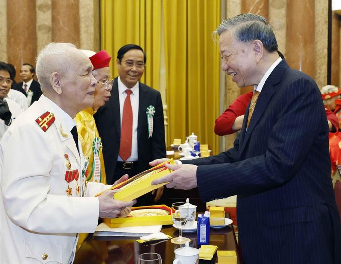 Tổng Bí thư, Chủ tịch nước Tô Lâm đã gặp mặt 85 người cao tuổi tiêu biểu toàn quốc trong các phong trào thi đua yêu nước giai đoạn 2021 - 2026_Ảnh: vietnam.vnanet.vn