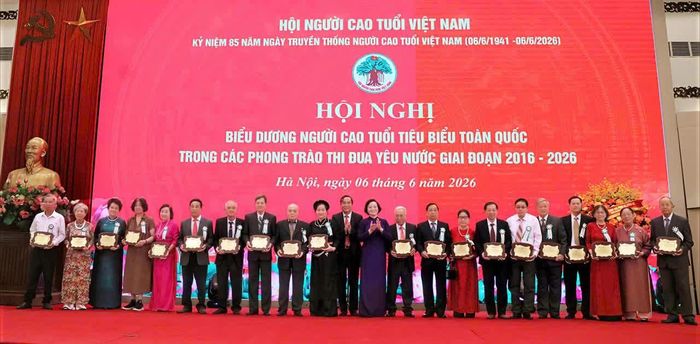 Đồng chí Phạm Thị Thanh Trà, Bí thư Trung ương Đảng, Phó Thủ tướng Chính phủ, Chủ tịch Ủy ban Quốc gia về Người cao tuổi Việt Nam và đồng chí Nguyễn Thanh Bình, nguyên Ủy viên Trung ương Đảng, Phó Chủ tịch Ủy ban Quốc gia về Người cao tuổi Việt Nam, Chủ tịch Hội Người cao tuổi Việt Nam trao Kỷ niệm chương cho các đại biểu tiêu biểu tại Hội nghị gặp mặt biểu dương người cao tuổi tiêu biểu toàn quốc trong các phong trào thi đua yêu nước giai đoạn 2016 - 2026._Ảnh: Liên Liên