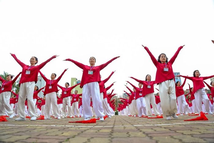 Gần 3.000 người cao tuổi Hà Nội đồng diễn, xác lập kỷ lục múa quạt dưỡng sinh, ngày 21-3-2026_Ảnh: hanoimoi.vn
