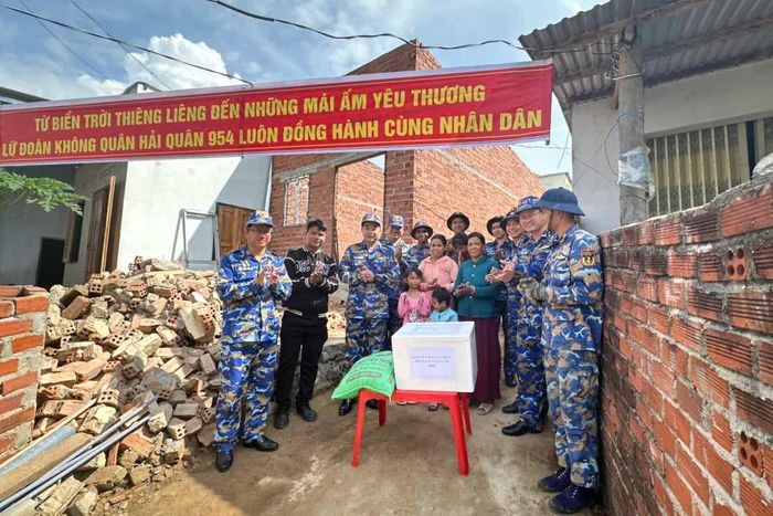 Đoàn công tác tặng quà, động viên cán bộ, chiến sĩ và gia đình chính sách.