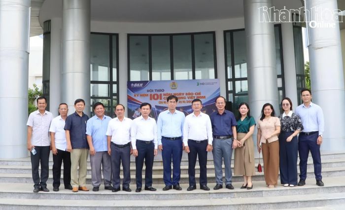 Lãnh đạo các đơn vị chụp hình lưu niệm.