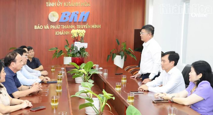Ông Lê Hoàng Triều - Giám đốc Báo và Phát thanh, Truyền hình Khánh Hòa phát biểu tại buổi gặp mặt.