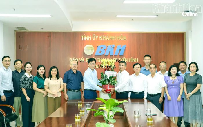 Lãnh đạo Trường Đại học Luật TP. Hồ Chí Minh tặng hoa chúc mừng Báo và Phát thanh, Truyền hình Khánh Hòa.