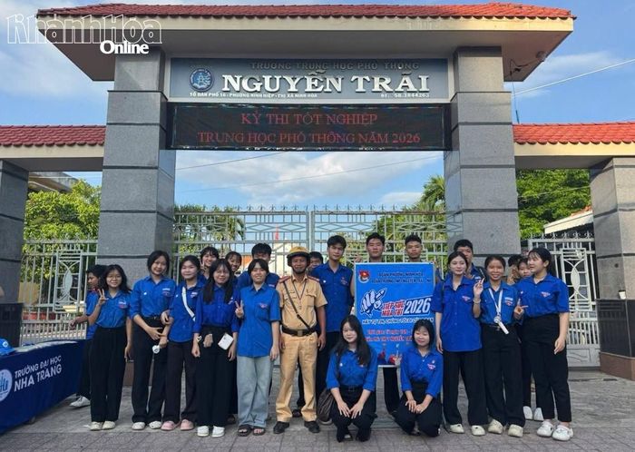 Lực lượng Cảnh sát giao thông tại điểm thi Trường THPT Nguyễn Trãi (phường Ninh Hòa).