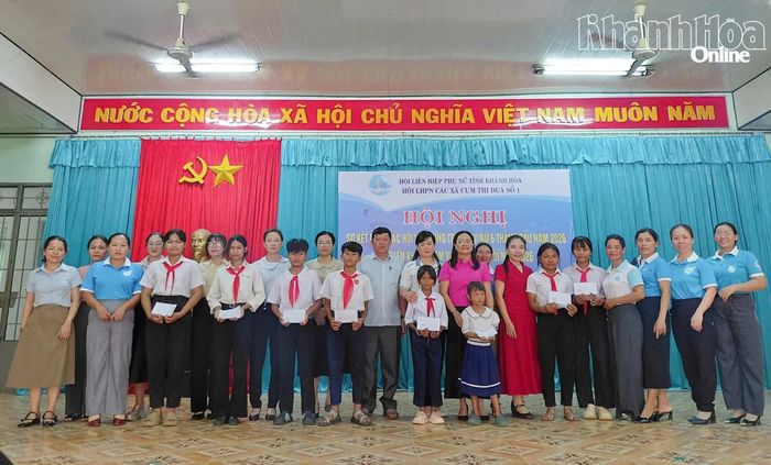 Trao học bổng cho trẻ em mồ côi có hoàn cảnh khó khăn trên địa bàn xã Khánh Vĩnh.