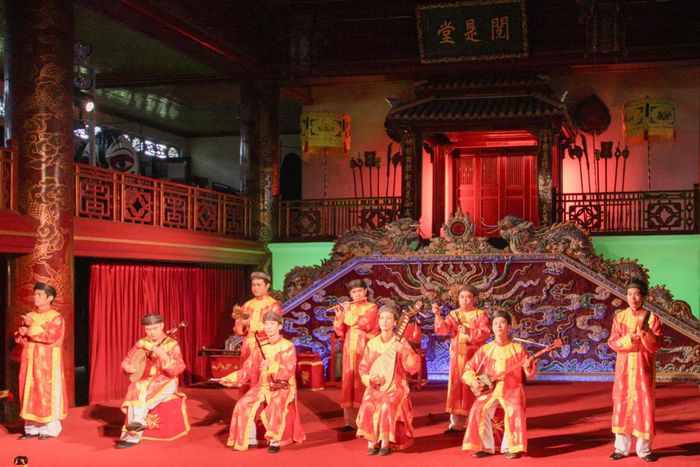 Biểu diễn nhã nhạc cung đình tại Nhà hát Duyệt Thị Đường (TP. Huế).