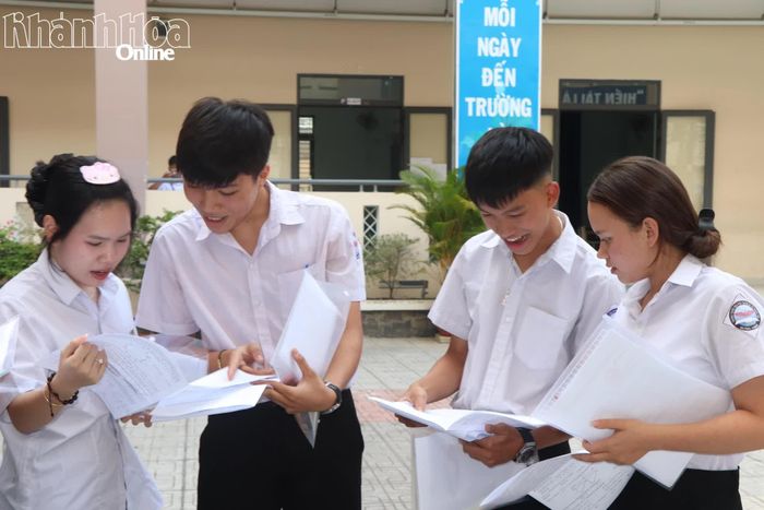Thí sinh trao đổi bài sau khi hoàn thành môn Toán tại điểm thi Trường THCS Trưng Vương (phường Nha Trang).
