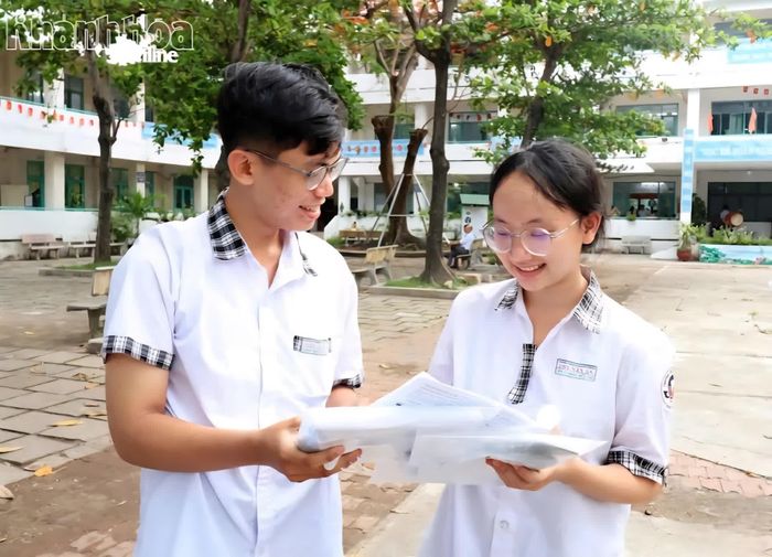 Thí sinh tại điểm thi Trường THPT Chu Văn An (phường Bảo An) trao đổi bài sau giờ thi môn Toán. Ảnh: LÂM ANH