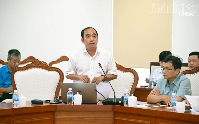 Ông Nguyễn Xuân Duy - Phó Giám đốc Báo và Phát thanh, Truyền hình Khánh Hòa phát biểu tại cuộc họp.