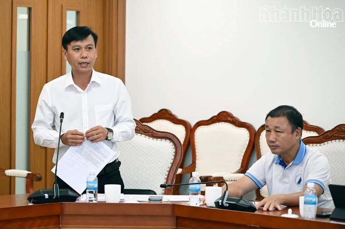 Ông Huỳnh Hữu Phúc phát biểu tại cuộc họp.