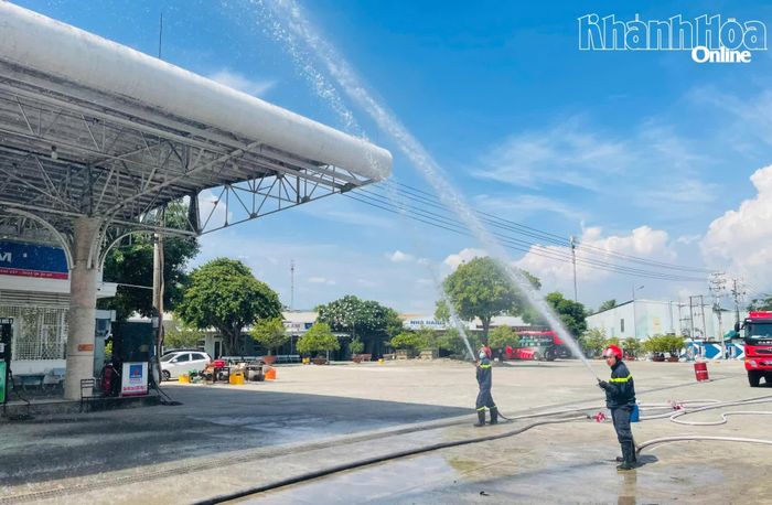 Các chiến sĩ chữa cháy dập lửa trong tình huống giả định.