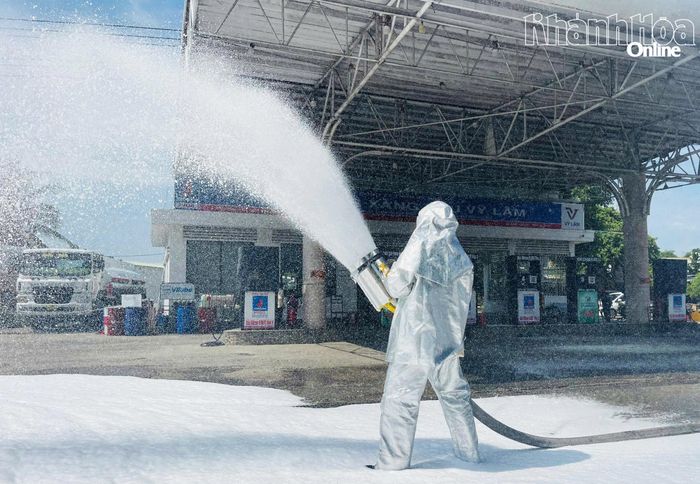 Chiến sĩ chữa cháy tiếp cận hiện trường, sử dụng bọt chữa cháy chuyên dụng để dập lửa.