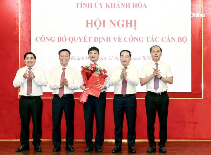 Thường trực Tỉnh ủy tặng hoa cho đồng chí Phạm Hoài Trung.