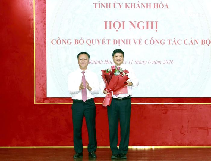 Chủ tịch UBND tỉnh Nguyễn Việt Hùng trao quyết định cho đồng chí Phạm Hoài Trung.