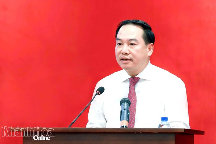 Phó Bí thư Thường trực Tỉnh ủy Hồ Xuân Trường phát biểu giao nhiệm vụ.
