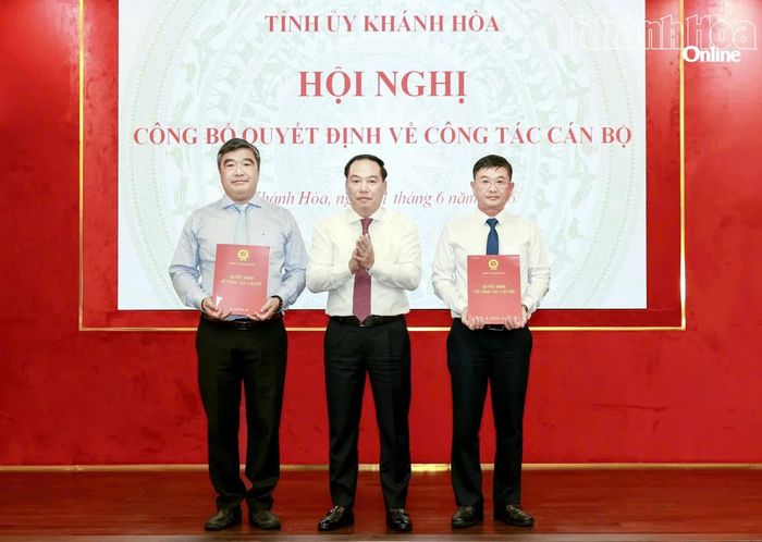 Phó Bí thư Thường trực Tỉnh ủy Hồ Xuân Trường trao quyết định cho đồng chí Tạ Hồng Quang và đồng chí Lê Hoàng Triều.