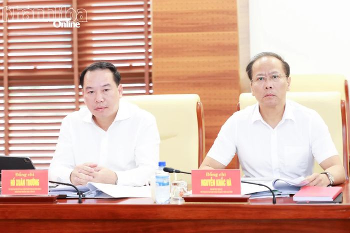 Phó Bí thư Thường trực Tỉnh ủy Hồ Xuân Trường và Chủ tịch Ủy ban MTTQ Việt Nam tỉnh Nguyễn Khắc Hà tại hội nghị.