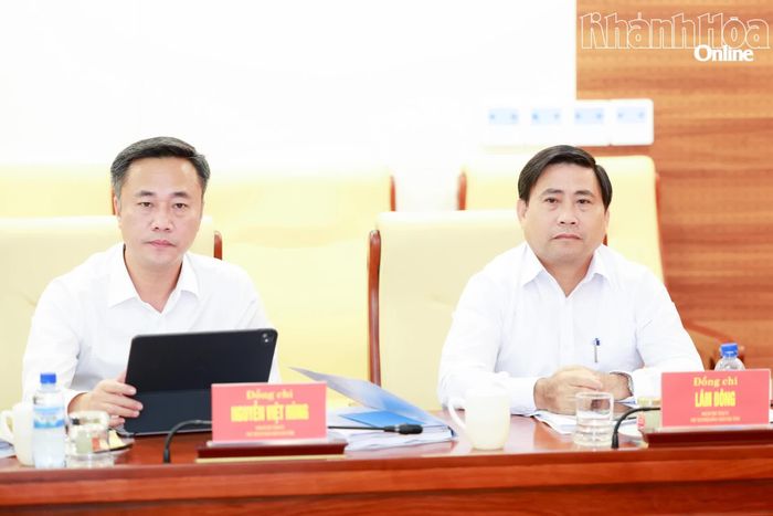 Chủ tịch HĐND tỉnh Lâm Đông và Chủ tịch UBND tỉnh Nguyễn Việt Hùng tại hội nghị.
