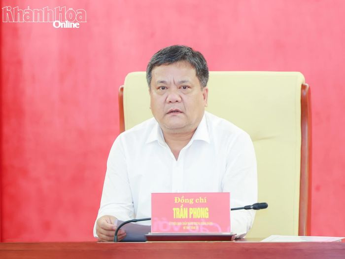 Bí thư Tỉnh ủy Trần Phong chủ trì hội nghị.