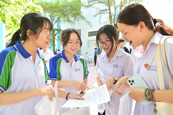 Các thí sinh trao đổi về đề thi môn Ngữ văn. Ảnh: V.THÀNH