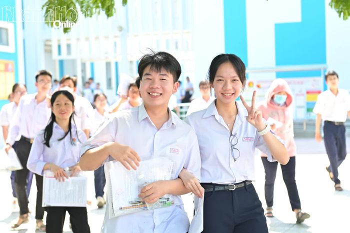 Các thí sinh phấn khởi khi hoàn thành môn Ngữ văn tại điểm thi Trường THCS Thái Nguyên (phường Nha Trang). Ảnh: V.THÀNH