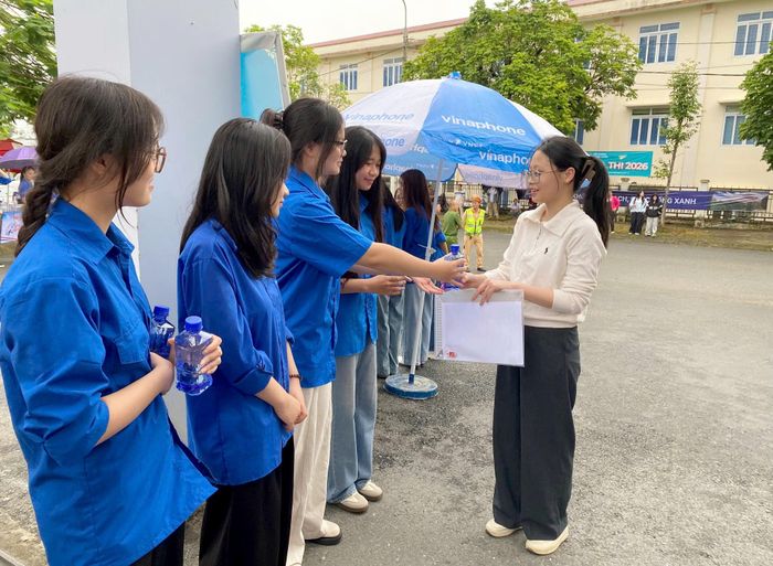 Tình nguyện viên đồng hành, hỗ trợ thí sinh trước giờ làm bài thi.