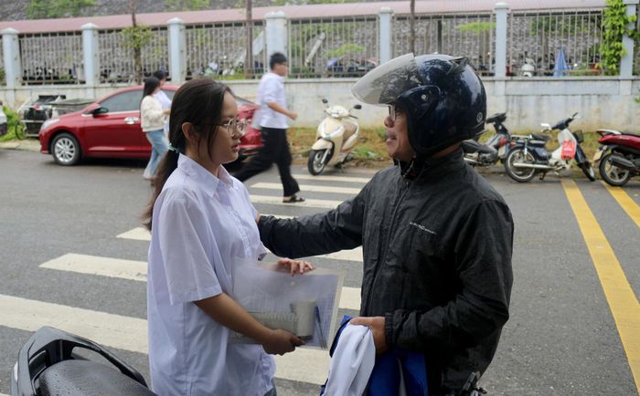 Phụ huynh động viên thí sinh trước khi vào thi môn Ngữ văn.