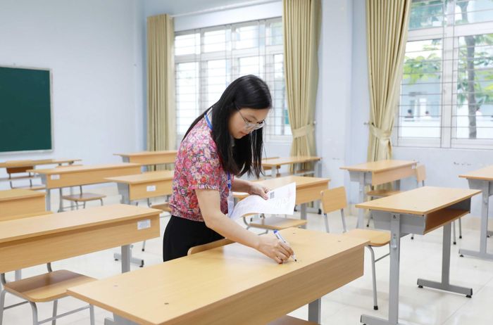 Giám thị ghi số báo danh của các thí sinh trước khi vào phòng thi.