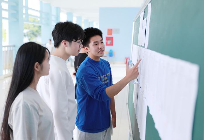 Thí sinh kiểm tra thông tin cá nhân, số báo danh và phòng thi trên danh sách niêm yết tại điểm thi.