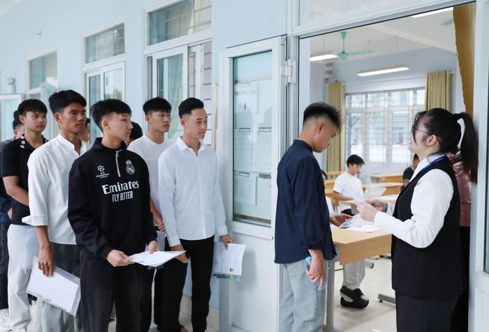 Giám thị gọi thí sinh vào phòng thi tại điểm thị Trường THPT chuyên Lê Quý Đôn.