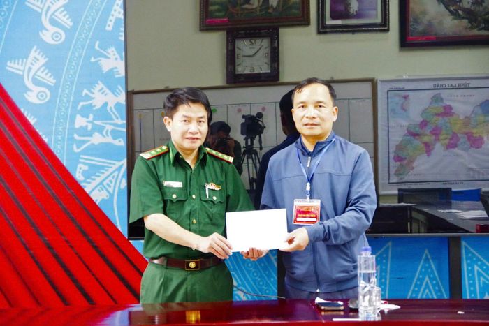 Lãnh đạo Đồn Biên phòng Dào San trao tiền hỗ trợ mùa thi cho đại diện Trường THPT Dào San.